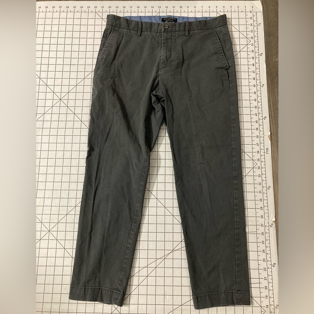 Banana Republicโ Menโs 33/30 Grey Mason Chino Pants